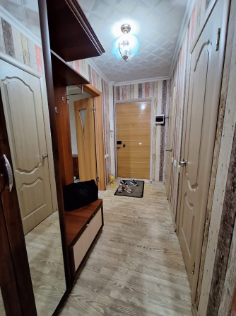 Айна мен ағаш әшекейі бар кіреберіс