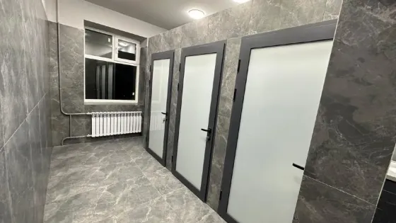Современный офисный холл с лестницей и зеркальной поверхностью