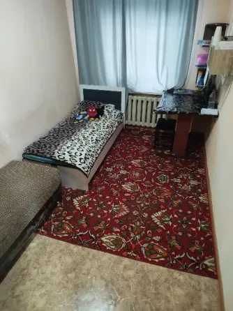 Ақ техникалары мен перделері бар ас бөлмесі
