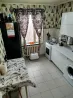 Ақ техникалары мен перделері бар ас бөлмесі