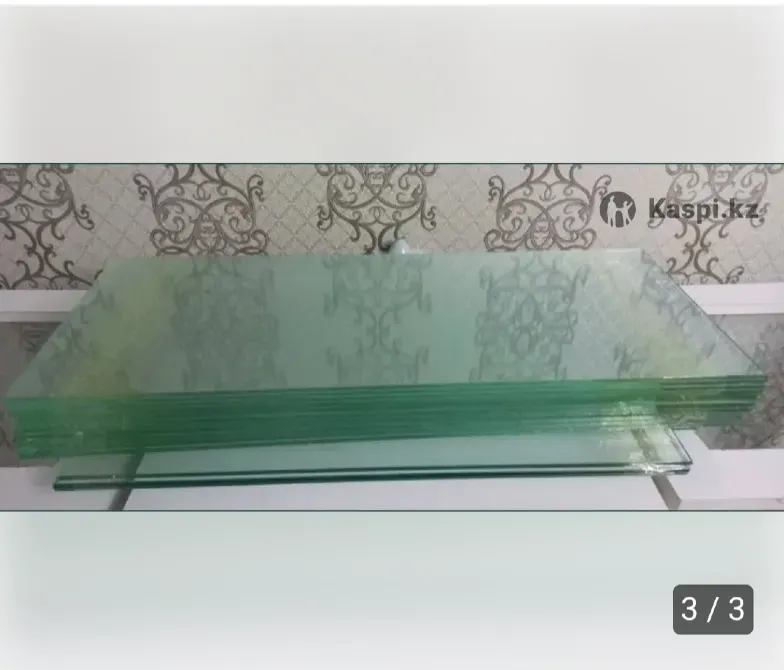 Лежащие стеклянные полки на белом фоне