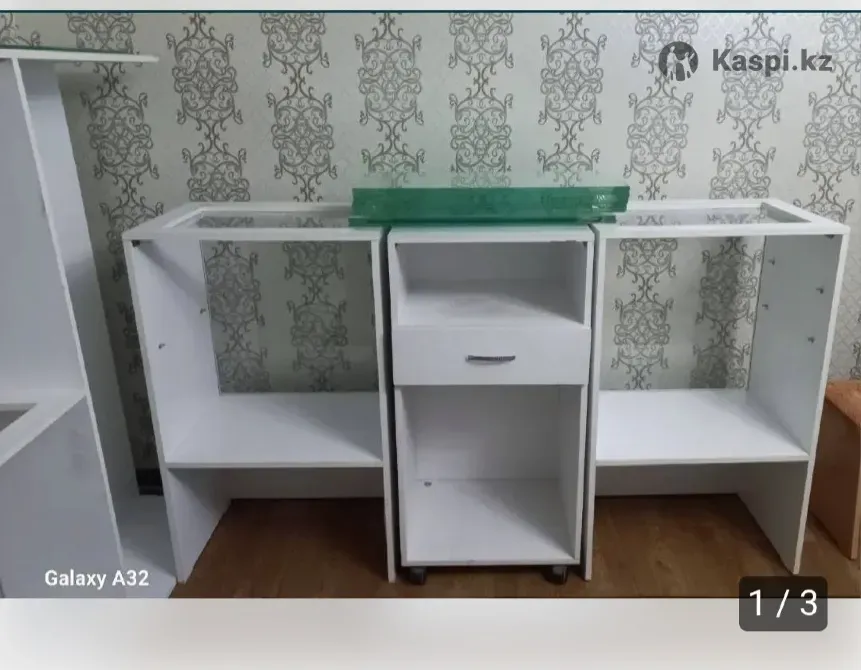 Стеллаж с центральным ящиком и открытыми полками