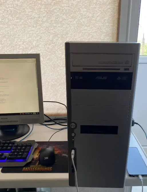 ASUS жүйелік блогы стол үстінде монитордың жақында.