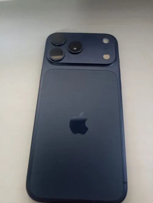 Ақ фондағы көк смартфон, артқы панелінде Apple логотипі бар. Құрылғыда екі камера және жарқыл көрінеді.
