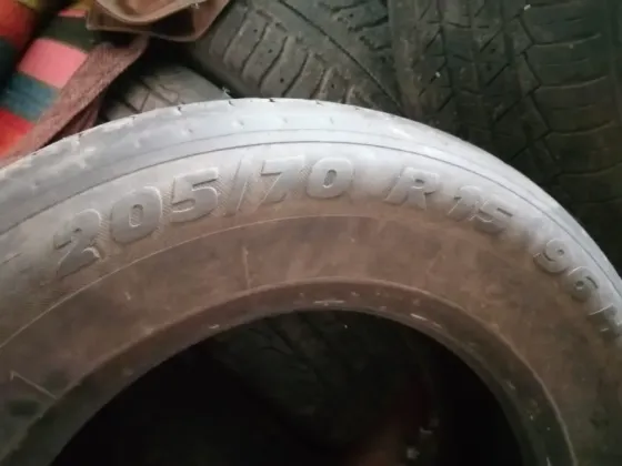 Изображение четырех изношенных автомобильных шин