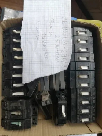 Коробка с автоматами переключателей, подписанными 25 ампер, 16х16, различные модели