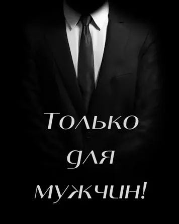 Женщина в черном платье на фоне с мягким освещением и цитатой Коко Шанель