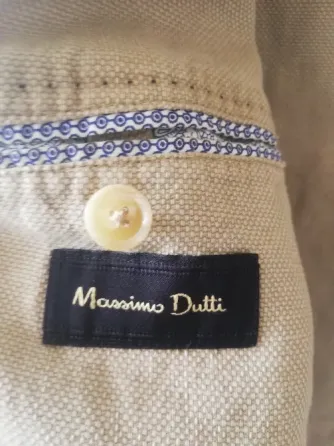 Бирка с надписью Massimo Dutti на одежде