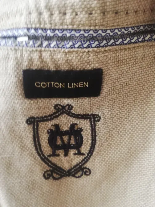 Бирка с надписью Cotton Linen и вышивкой на ткани