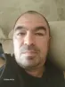 Диванда демалушы ер адамның портреті, қысқа шаш үлгісі және serieusбет әлпетімен. Суреттеу Samsung Galaxy A05s смартфонымен таспаланған.