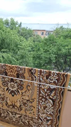 Вид на здание с колокольней и улицу через балкон