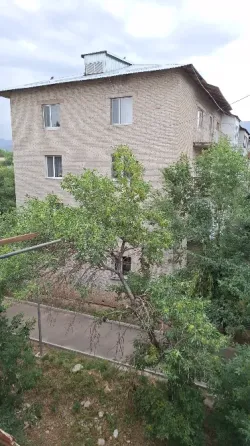 Вид на здание с колокольней и улицу через балкон