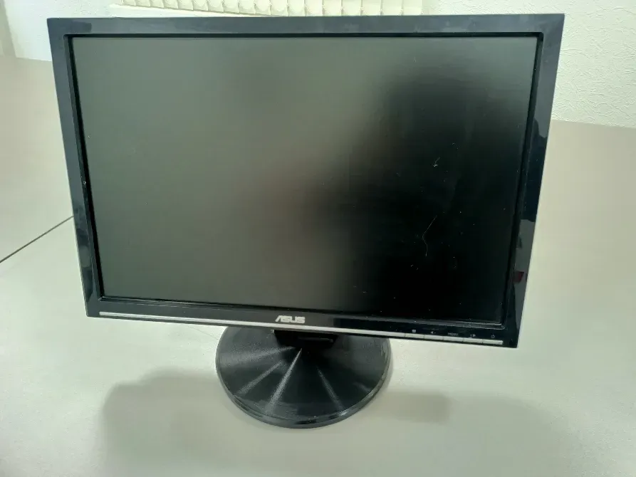 Монитор ASUS с черным экраном на стойке