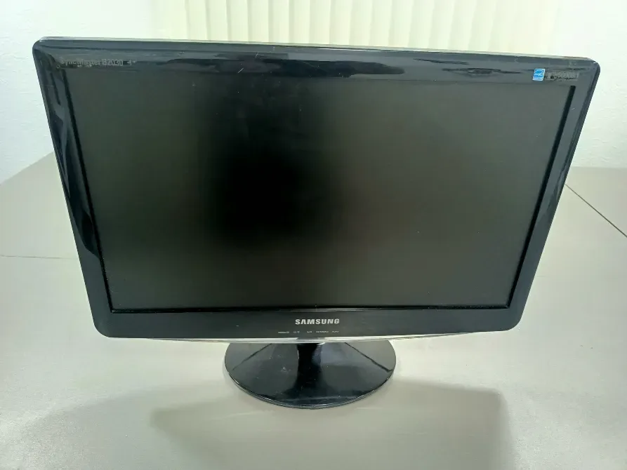 Монитор Samsung с черным экраном, вид спереди