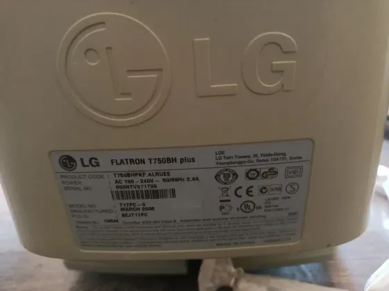 Ескі CRT монитор LG Flatron, ағаш еденде орналастырылған, көрінетін кабельді өткізгішпен
