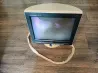 Ескі CRT монитор LG Flatron, ағаш еденде орналастырылған, көрінетін кабельді өткізгішпен