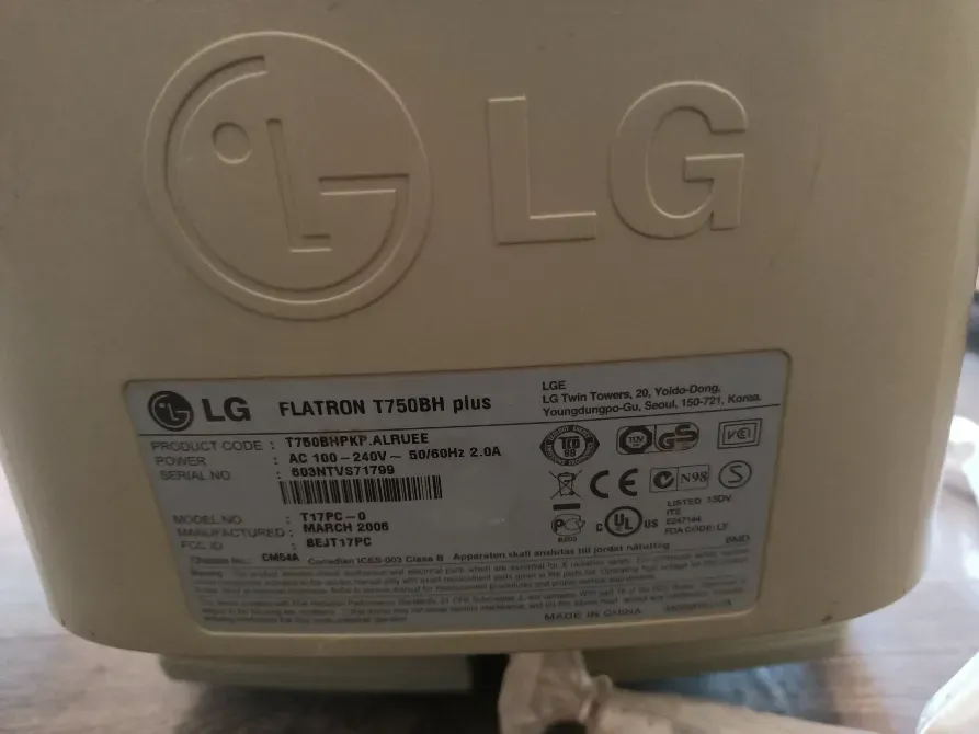 Этикетка с характеристиками монитора LG Flatron T750BH, содержащая информацию о модели и технических параметрах устройства