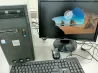 Компьютерлік жүйелік блок монитор мен пернетақтамен, экранда жүйеге кіру экраны көрсетілген