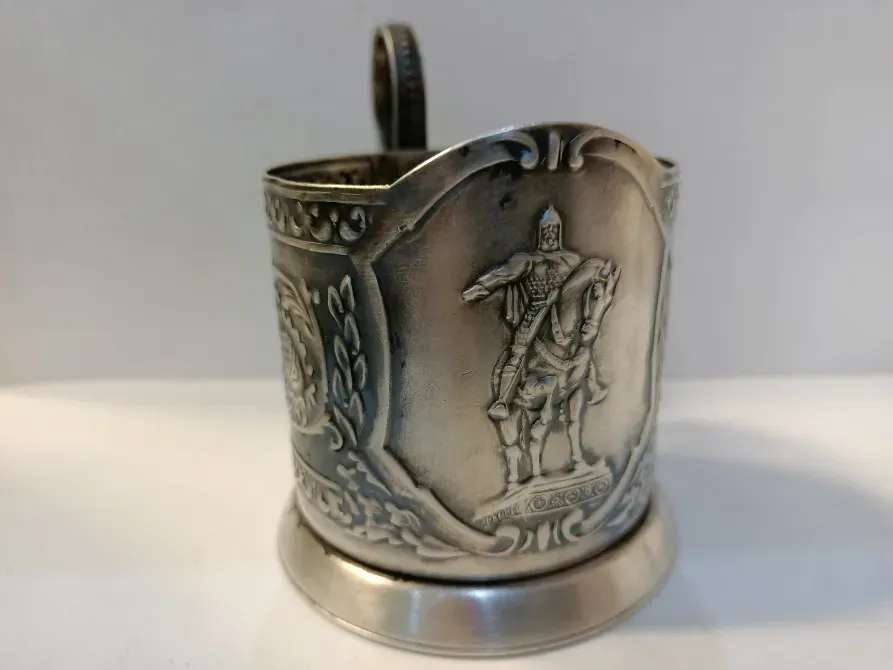 Күміс шай кружкасы өрнегімен және жауынгердің бейнесімен
