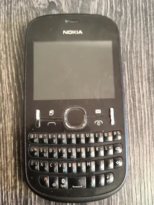 Вид спереди телефона Nokia Asha 200 с QWERTY-клавиатурой