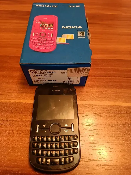 Nokia Asha 200 с коробкой, верхняя часть телефона видна