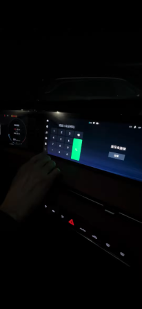 Рекламный постер с автомобилем Changan X5 и информацией о русификации
