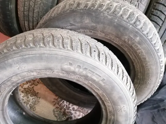 Ескі автокөлік дөңгелектері басқа дөңгелектердің фонында