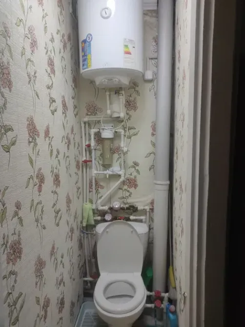 Установка бойлера и унитаза в коридоре