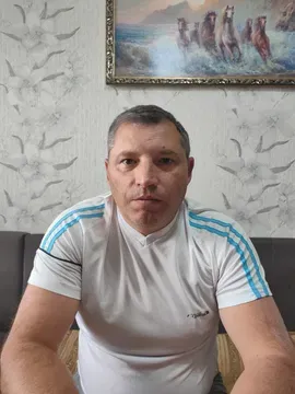 Мужчина на диване