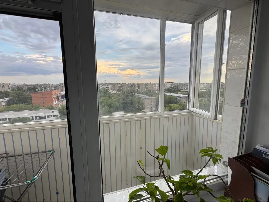 Вид на город с балкона, окруженного стеклянными стенами