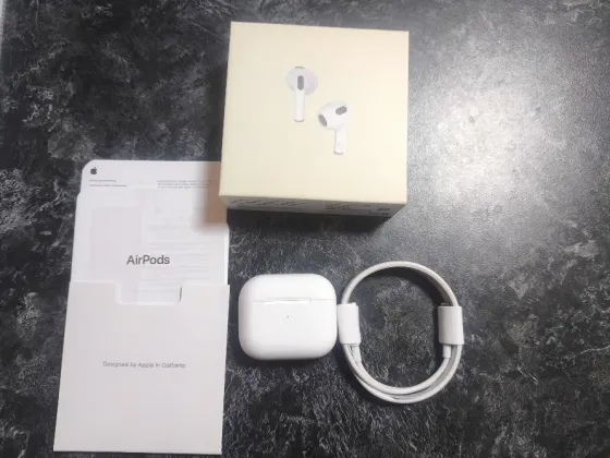 На изображениях представлены Apple AirPods третьего поколения, включая упаковку и аксессуары