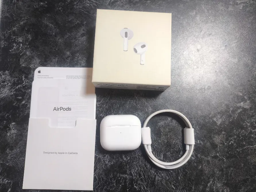 Комплект, включающий AirPods, зарядный кабель и инструкцию