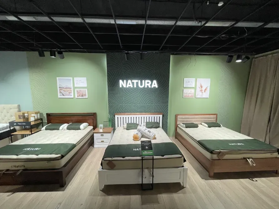 выставка матрасов и кроватей под брендом Natura