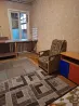 Кресло мен үстелі бар бөлме, ағаш едендер және кілем жабындысы