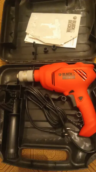 Ударная дрель Black & Decker в черном кейсе