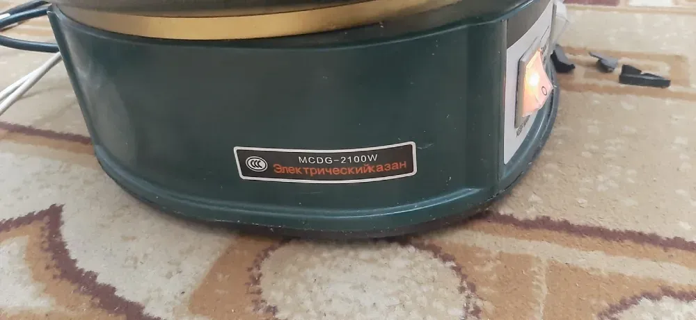 Боковой вид на электрическую кастрюлю с указанием мощности 2100W