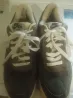 Сұр үсті және ақ шнурктері бар Nike Air кроссовкалары