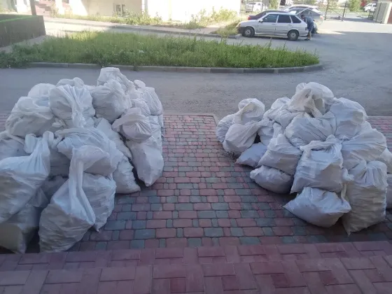 Яма для закладки фундамента рядом с кирпичной стеной