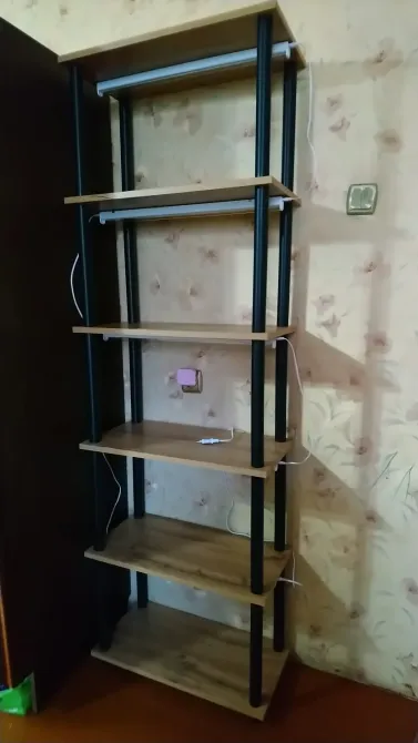 Стеллаж без подсветки, пять полок, минималистичный стиль, нейтральные оттенки, оформление интерьера