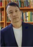 Кітап шкафтағы кітаптармен бірге беймәлім адам