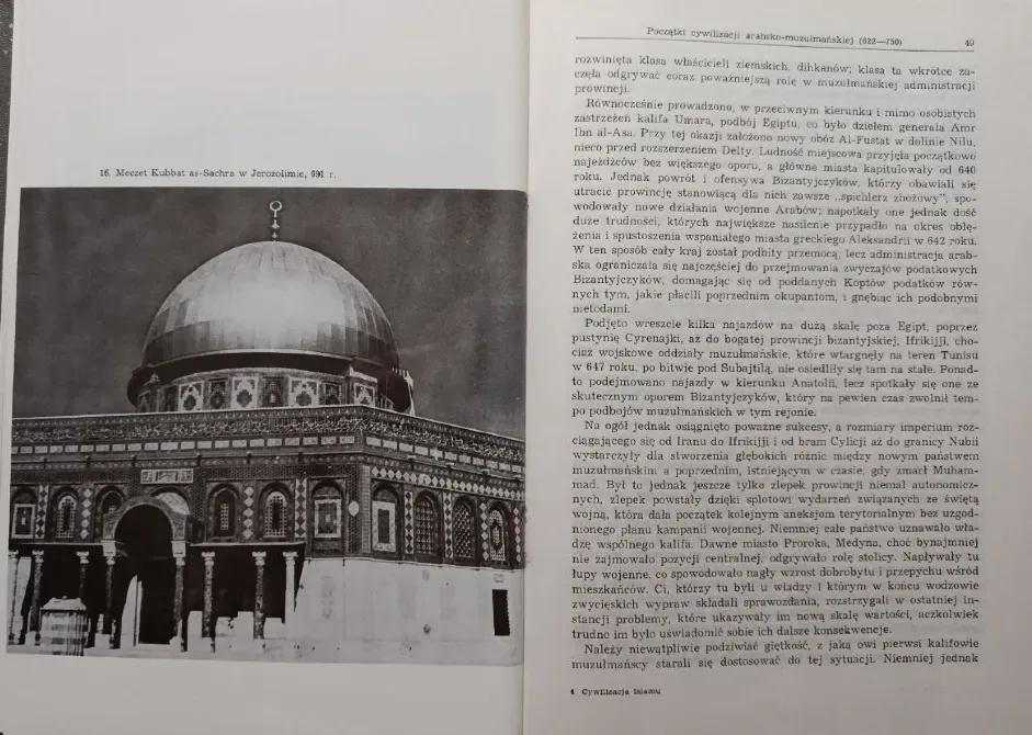 Купол мечети на странице книги