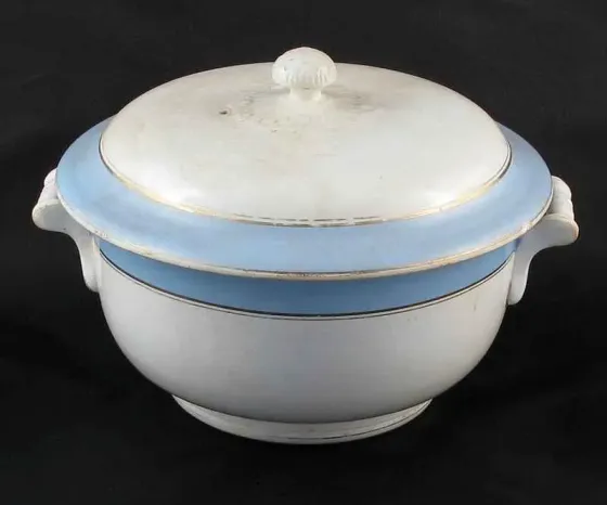 Фарфоровая супница с крышкой, белая с голубой отделкой, антикварная посуда