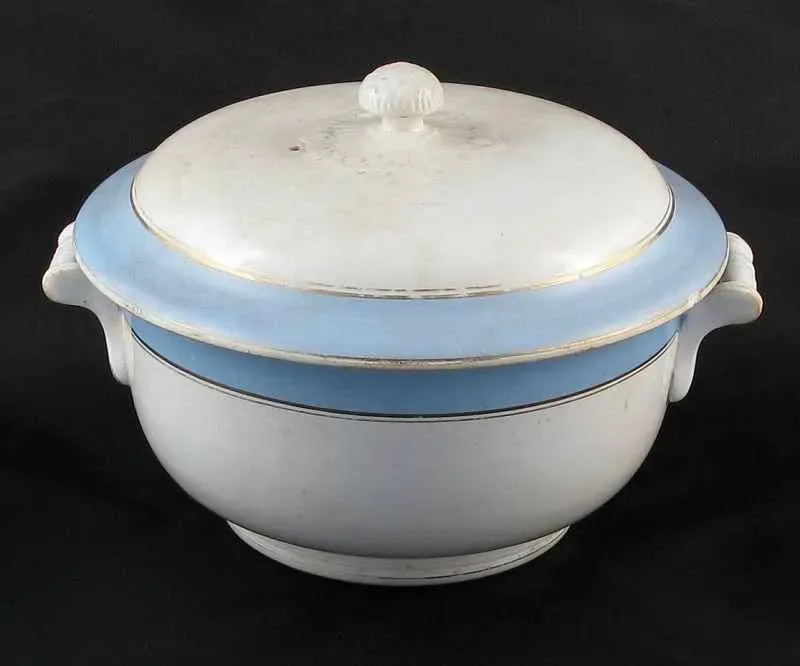Фарфоровая супница с крышкой, белая с голубой отделкой, антикварная посуда