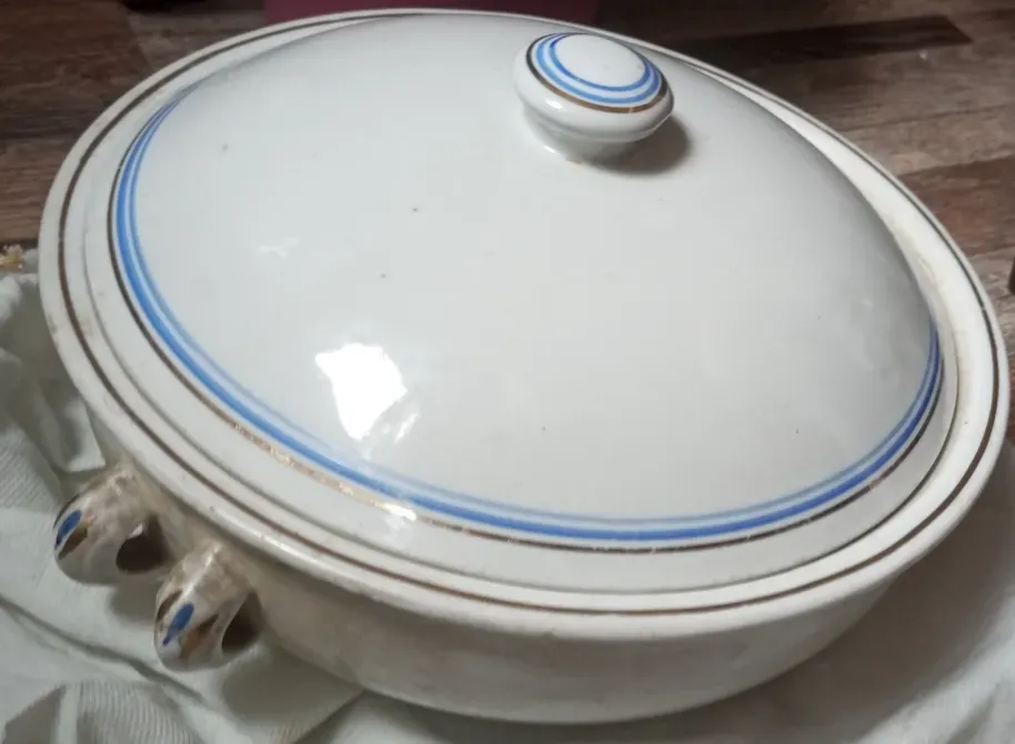 Крышка посуды с синей полоской и ручкой