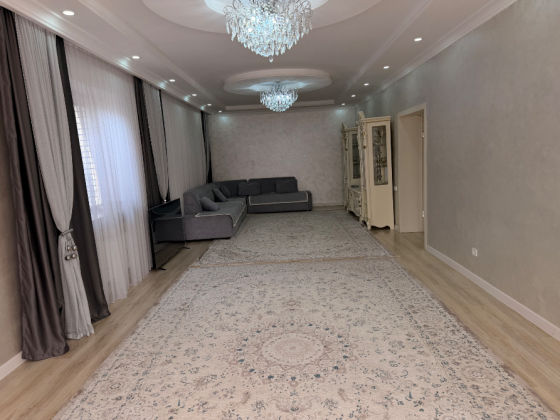 Дом с красной крышей и кирпичной отделкой
