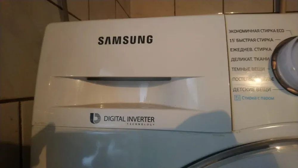 Верхняя часть стиральной машины с логотипом Samsung и технологией Digital Inverter