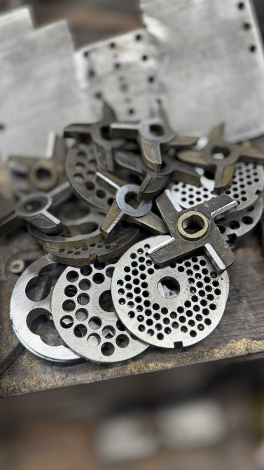 Разнообразные металлические детали, лежащие на деревянной поверхности
