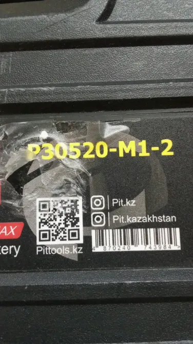 Стикер с QR-кодом и контактной информацией на кейсе