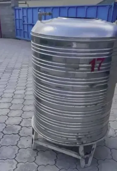 Стальной резервуар с номером на боковой стенке