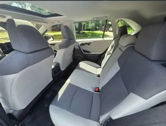 Автомобили Toyota RAV4 спереди на улице